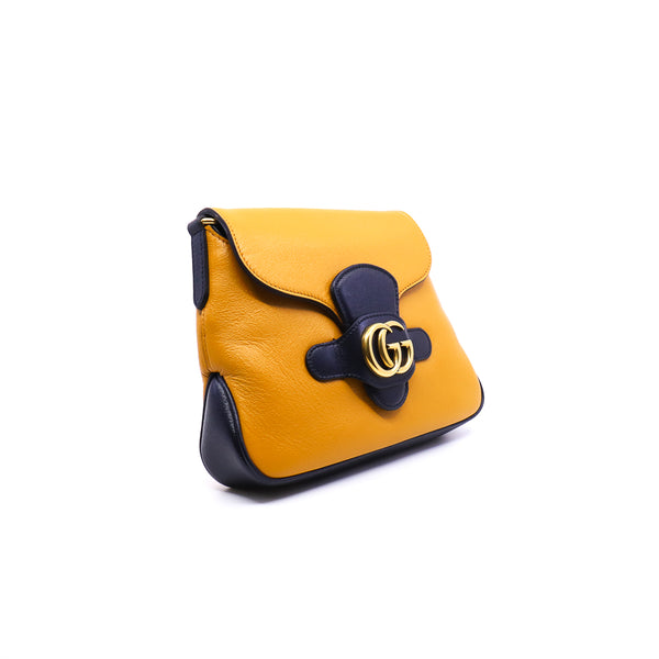 marmont flap bag in leather yellow/navy