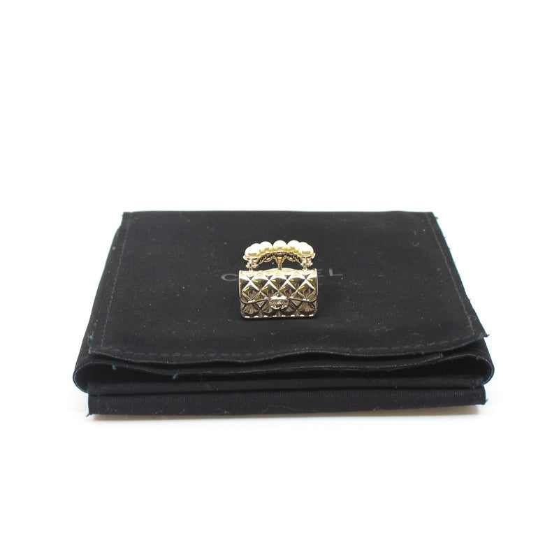 chanel bag brooch with pearl in ghw
