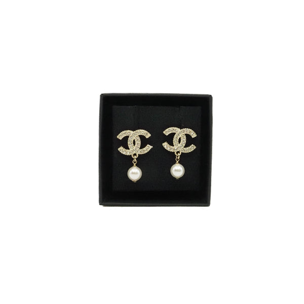 Medium crystal cc logo pearl pandent earring in ghw