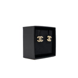 thumbnail small logo pearl earring in light ghw - L'UXE LINK