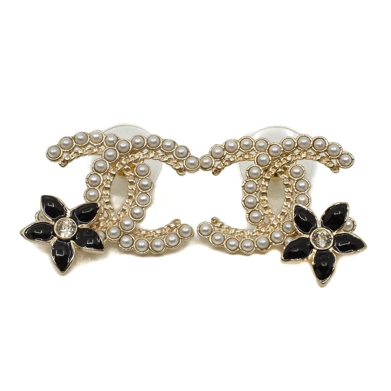 medium cc logo with pearl flower earring in black/ghw