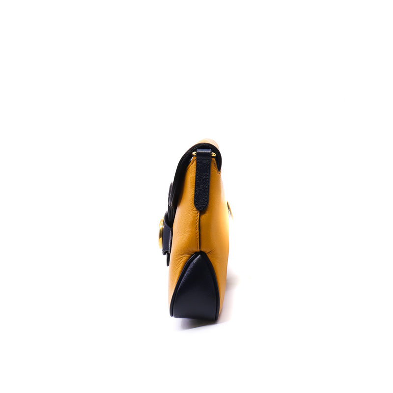 marmont flap bag in leather yellow/navy