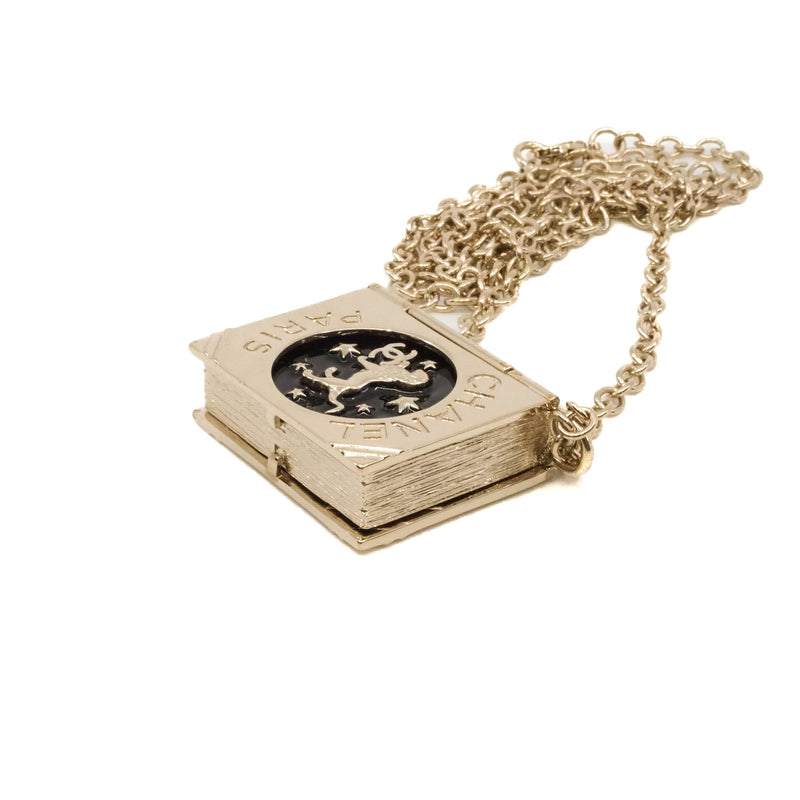 book necklace with logo lion in ghw