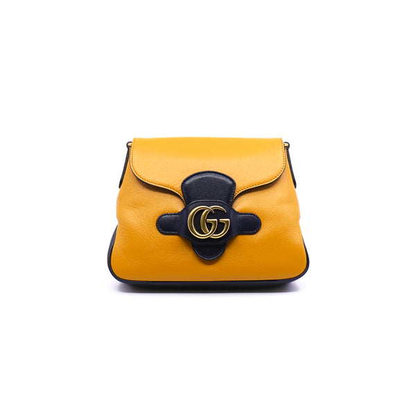 marmont flap bag in leather yellow/navy