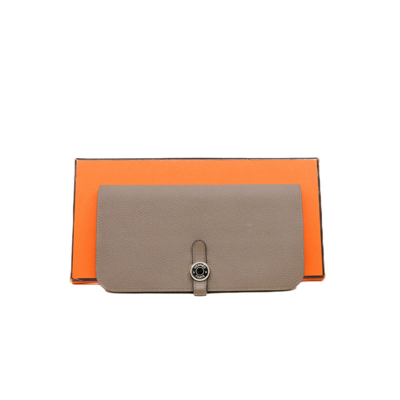 dogon wallet in evercolor grey phw A stamp