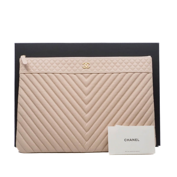 large chevron  clutch in leather beige ghw seri 24