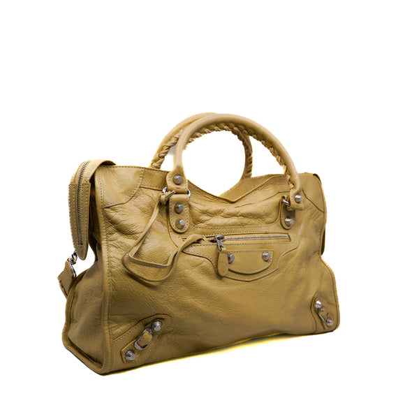 city medium with silver studs in calfskin beige  phw