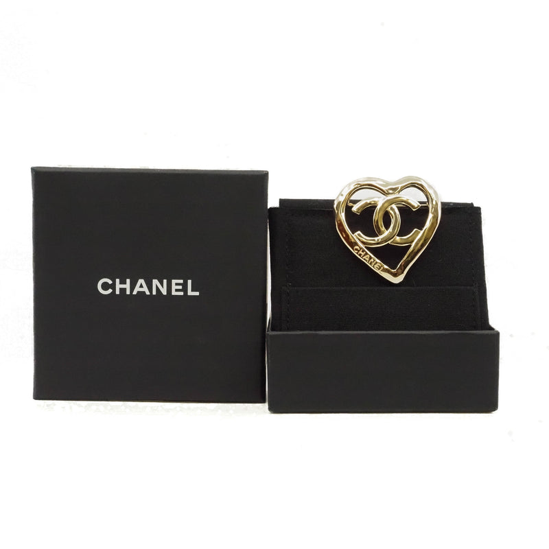 cc logo heart brooch in light ghw