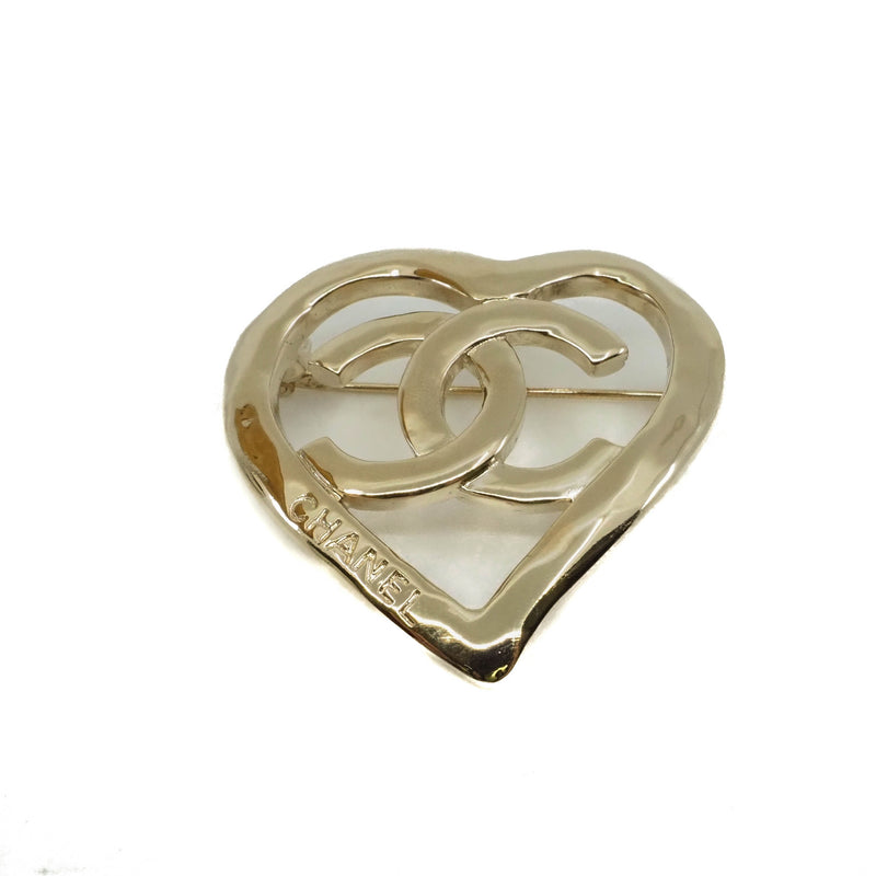 cc logo heart brooch in light ghw