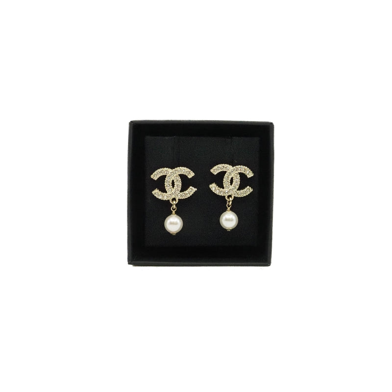 Medium crystal cc logo pearl pandent earring in ghw - L'UXE LINK
