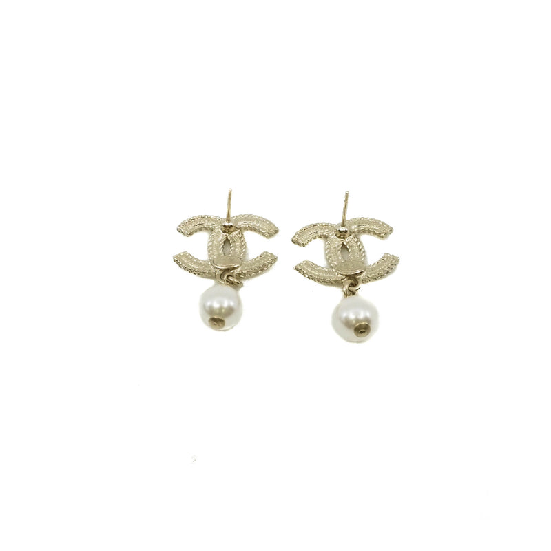 Medium crystal cc logo pearl pandent earring in ghw