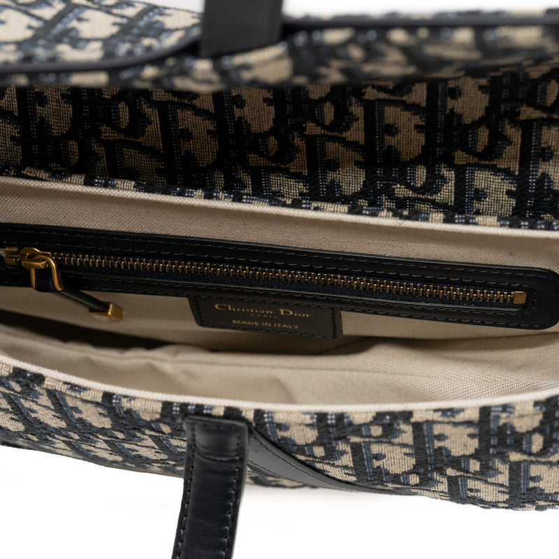 SADDLE BAG WITH STRAP
Blue Dior Oblique Jacquard rrp6700