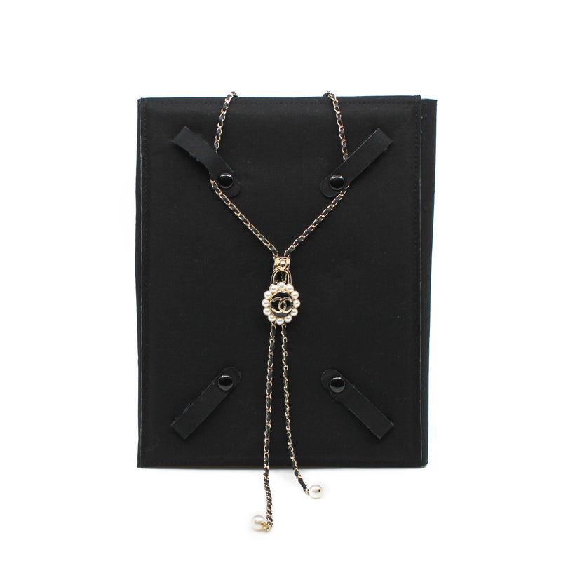 cc pearl oval  pandent chocker in black leather ghw