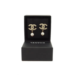Medium crystal cc logo pearl pandent earring in ghw - L'UXE LINK