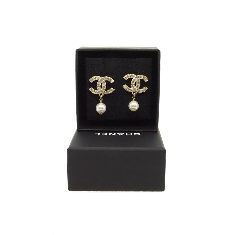 Medium crystal cc logo pearl pandent earring in ghw - L'UXE LINK