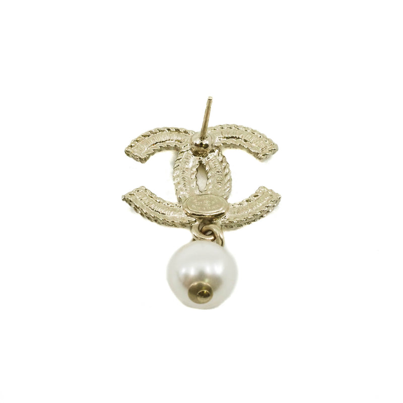 Medium crystal cc logo pearl pandent earring in ghw - L'UXE LINK