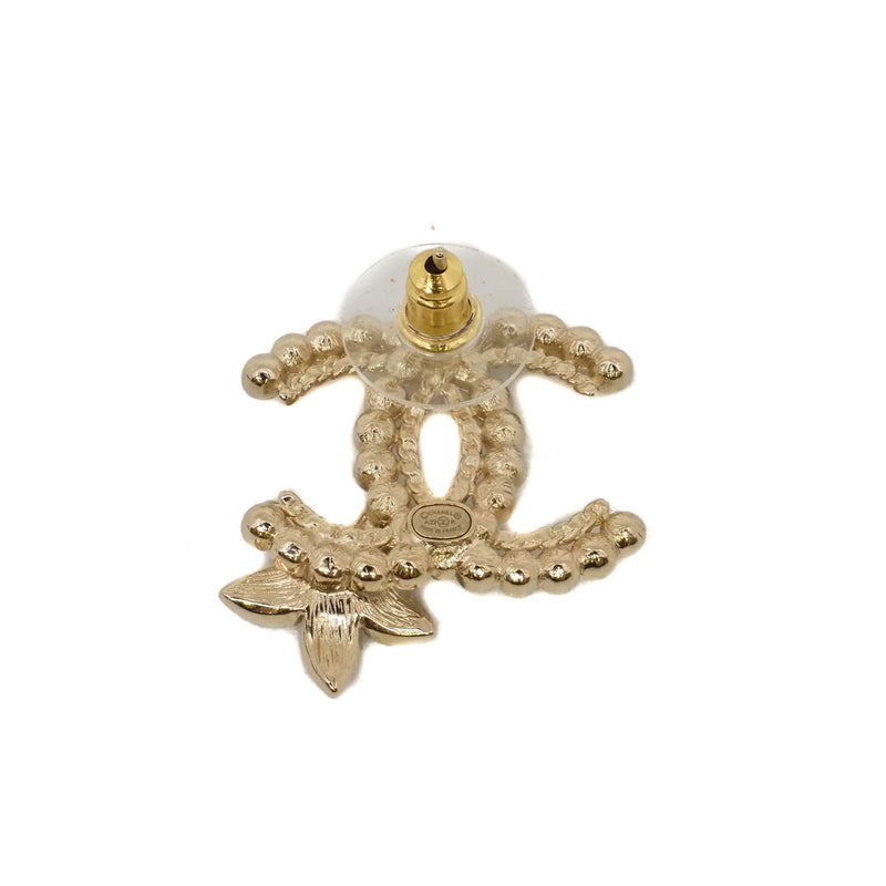 medium cc logo with pearl flower earring in black/ghw